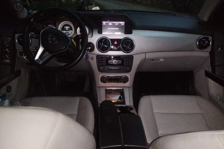 Used Mercedes-Benz GLK-Class 2013 GLK 300 4MATIC Dynamic Sunroof Model Center Console