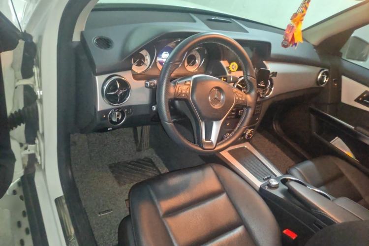Used Mercedes-Benz GLK-Class 2013 GLK 300 4MATIC Dynamic Edition Center Console
