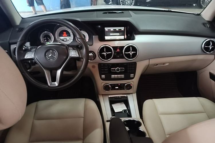 Used Mercedes-Benz GLK-Class 2013 Facelift GLK 300 4MATIC Fashion Edition Center Console