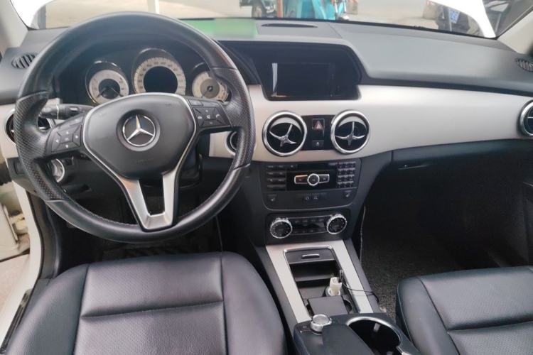 Used Mercedes-Benz GLK-Class 2013 GLK 300 4MATIC Dynamic Edition Center Console