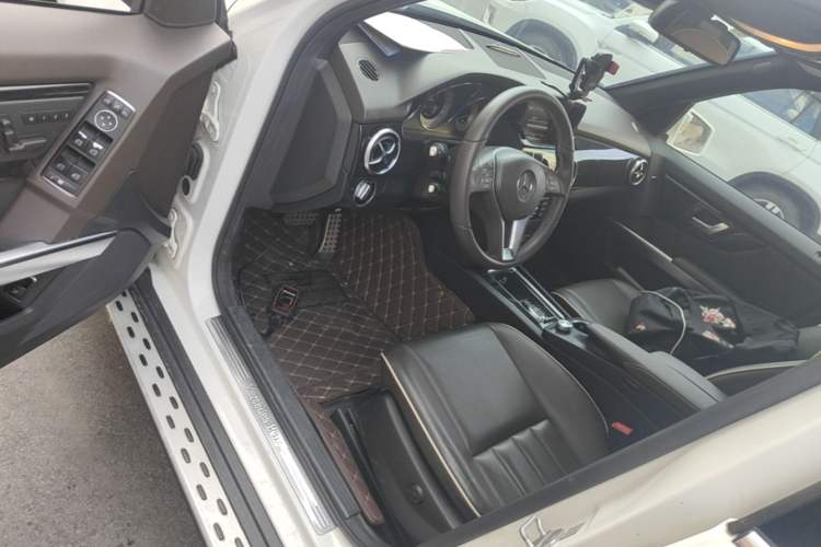 Used Mercedes-Benz GLK-Class 2013 Facelift GLK 300 4MATIC Luxury Edition Driver Seat