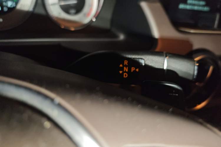 Used Mercedes-Benz GLK-Class 2013 Facelift GLK 300 4MATIC Fashion Edition Gear Lever