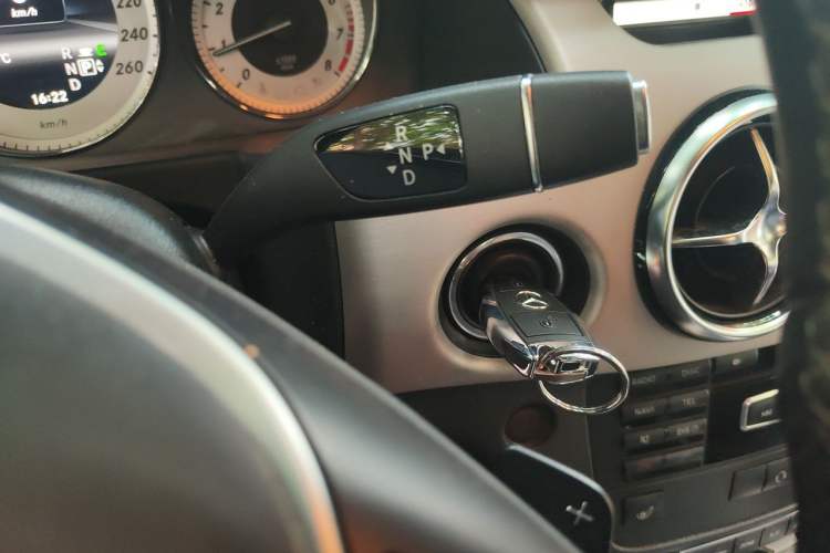 Used Mercedes-Benz GLK-Class 2013 GLK 300 4MATIC Dynamic Edition Gear Lever