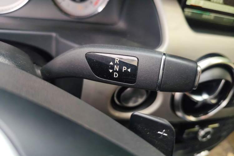 Used Mercedes-Benz GLK-Class 2013 Facelift GLK 300 4MATIC Fashion Edition Gear Lever