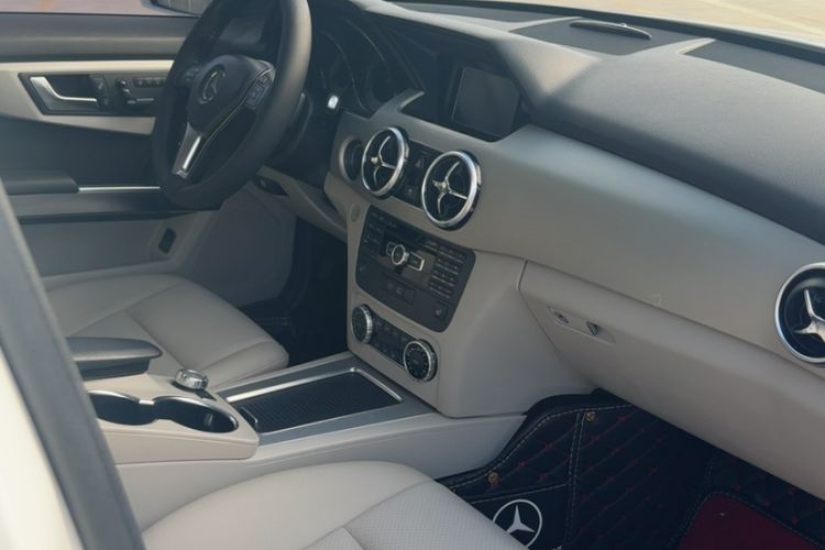 Used Mercedes-Benz GLK-Class 2013 GLK 300 4MATIC Dynamic Sunroof Model Interior 3