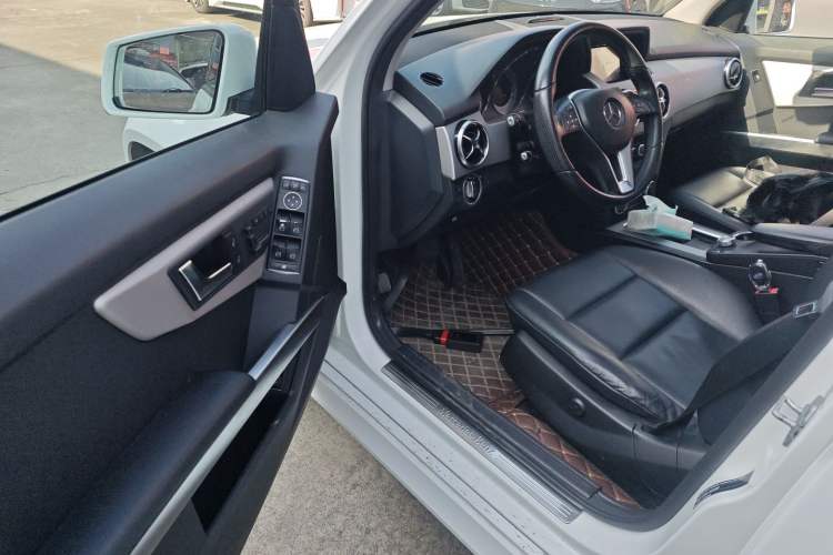 Used Mercedes-Benz GLK-Class 2013 GLK 300 4MATIC Dynamic Sunroof Model Interior 3