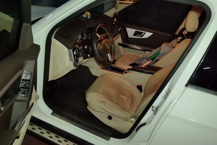 Used Mercedes-Benz GLK-Class 2013 GLK 300 4MATIC Dynamic Sunroof Model Interior 3