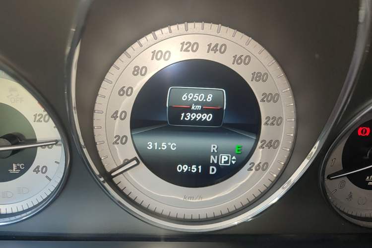 Used Mercedes-Benz GLK-Class 2013 GLK 300 4MATIC Dynamic Edition Odometer Close Up