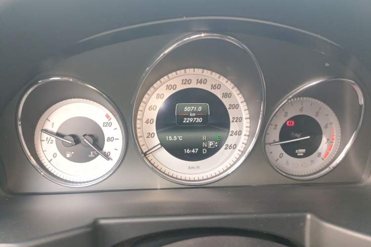 Used Mercedes-Benz GLK-Class 2013 Facelift GLK 300 4MATIC Fashion Edition Odometer Close Up