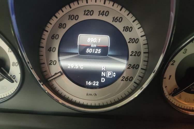 Used Mercedes-Benz GLK-Class 2013 GLK 300 4MATIC Dynamic Edition Odometer Close Up