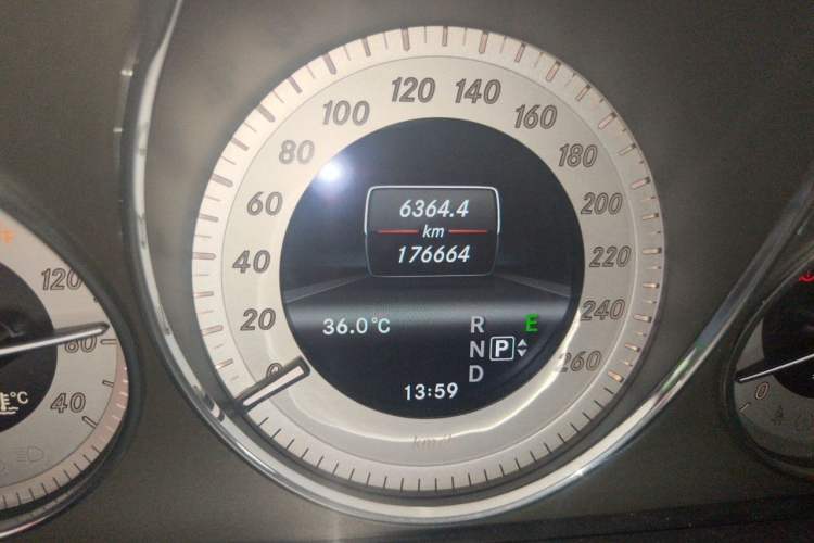 Used Mercedes-Benz GLK-Class 2013 GLK 300 4MATIC Dynamic Edition Odometer Close Up