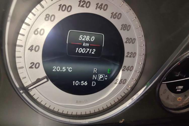 Used Mercedes-Benz GLK-Class 2013 GLK 300 4MATIC Dynamic Sunroof Model Odometer Close Up