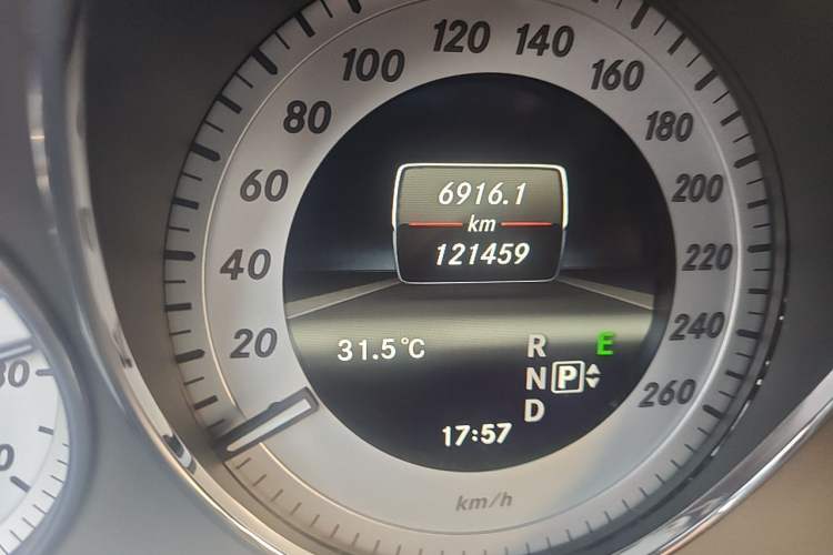 Used Mercedes-Benz GLK-Class 2013 GLK 300 4MATIC Fashion Model Odometer Close Up