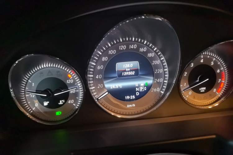 Used Mercedes-Benz GLK-Class 2013 GLK 300 4MATIC Fashion Model Odometer Close Up