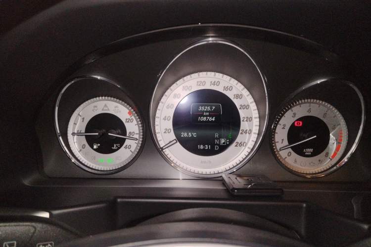 Used Mercedes-Benz GLK-Class 2013 GLK 300 4MATIC Dynamic Sunroof Model Odometer Close Up