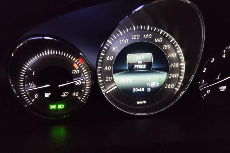 Used Mercedes-Benz GLK-Class 2013 GLK 300 4MATIC Luxury Model Odometer Close Up