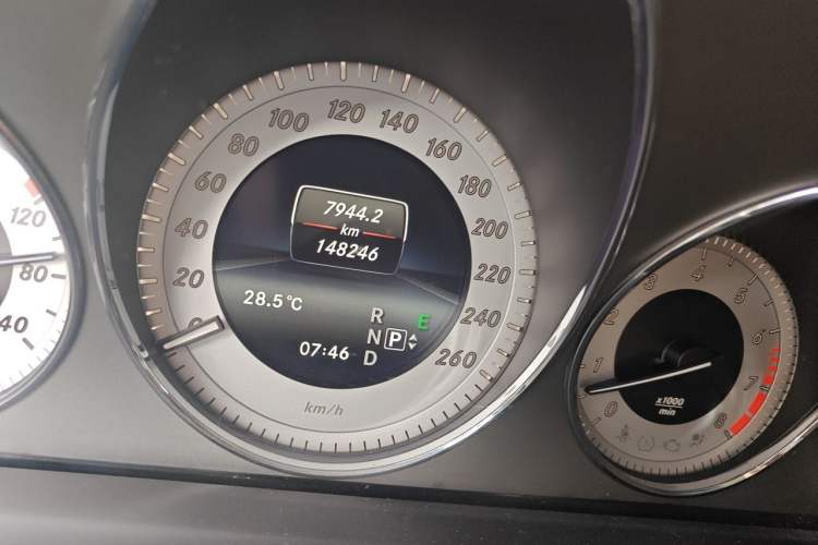 Used Mercedes-Benz GLK-Class 2013 GLK 300 4MATIC Dynamic Sunroof Model Odometer Close Up