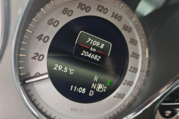Used Mercedes-Benz GLK-Class 2013 Facelift GLK 300 4MATIC Fashion Edition Odometer Close Up