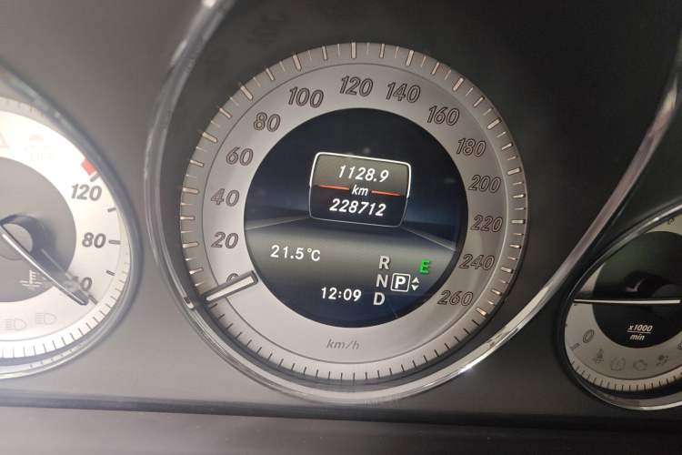 Used Mercedes-Benz GLK-Class 2013 GLK 300 4MATIC Dynamic Sunroof Model Odometer Close Up