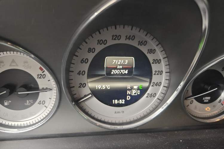 Used Mercedes-Benz GLK-Class 2013 GLK 300 4MATIC Fashion Model Odometer Close Up