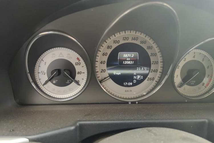 Used Mercedes-Benz GLK-Class 2013 GLK 300 4MATIC Dynamic Edition Odometer Close Up