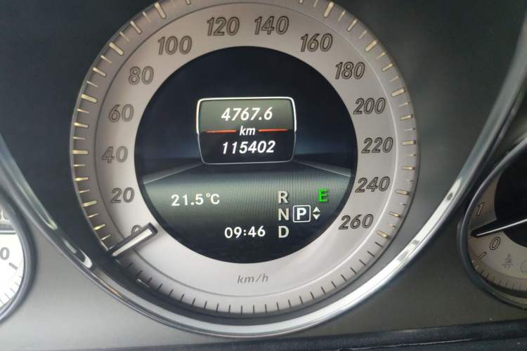 Used Mercedes-Benz GLK-Class 2013 Facelift GLK 300 4MATIC Fashion Edition Odometer Close Up
