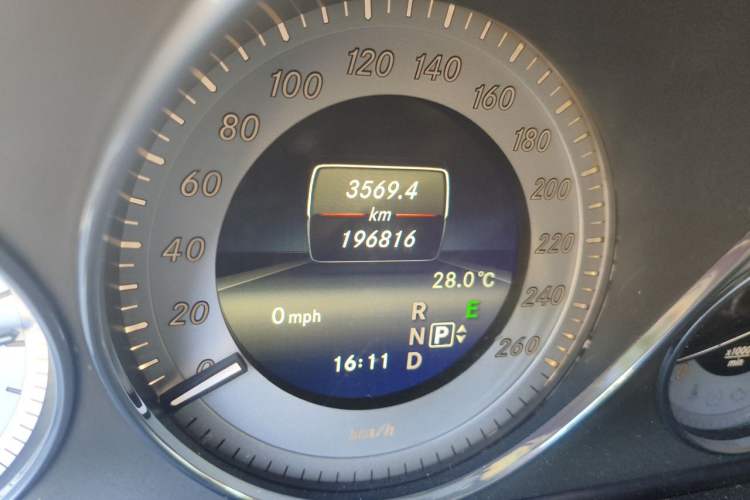 Used Mercedes-Benz GLK-Class 2013 Facelift GLK 300 4MATIC Fashion Edition Odometer Close Up