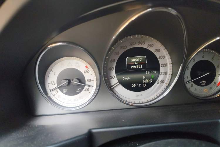 Used Mercedes-Benz GLK-Class 2013 Facelift GLK 300 4MATIC Fashion Edition Odometer Close Up