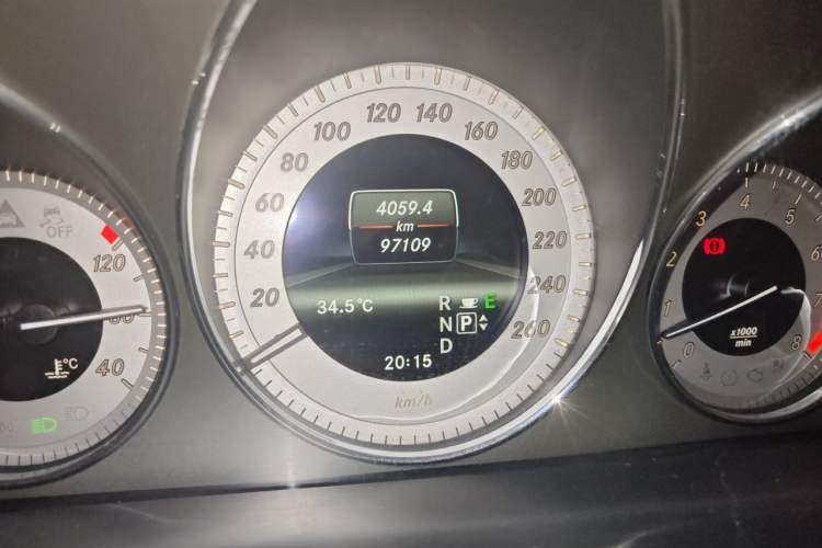 Used Mercedes-Benz GLK-Class 2013 GLK 300 4MATIC Luxury Model Odometer Close Up