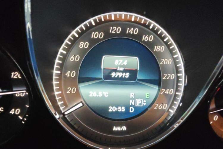 Used Mercedes-Benz GLK-Class 2013 GLK 300 4MATIC Dynamic Sunroof Model Odometer Close Up