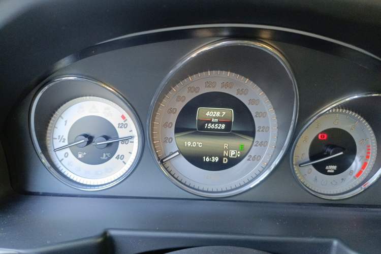 Used Mercedes-Benz GLK-Class 2013 GLK 300 4MATIC Luxury Model Odometer Close Up