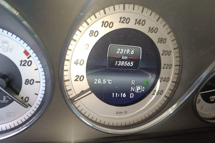 Used Mercedes-Benz GLK-Class 2013 Facelift GLK 300 4MATIC Luxury Edition Odometer Close Up