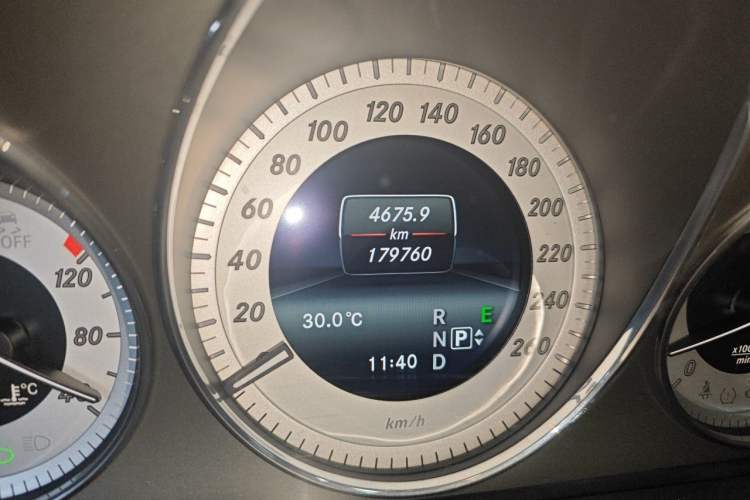 Used Mercedes-Benz GLK-Class 2013 Facelift GLK 300 4MATIC Fashion Edition Odometer Close Up