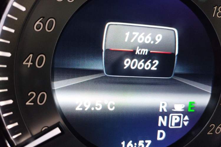 Used Mercedes-Benz GLK-Class 2013 GLK 300 4MATIC Luxury Model Odometer Close Up