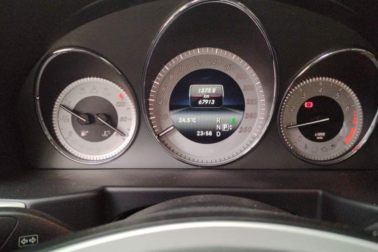 Used Mercedes-Benz GLK-Class 2013 GLK 300 4MATIC Dynamic Sunroof Model Odometer Close Up
