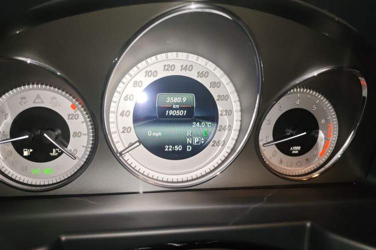 Used Mercedes-Benz GLK-Class 2013 Facelift GLK 300 4MATIC Fashion Edition Odometer Close Up