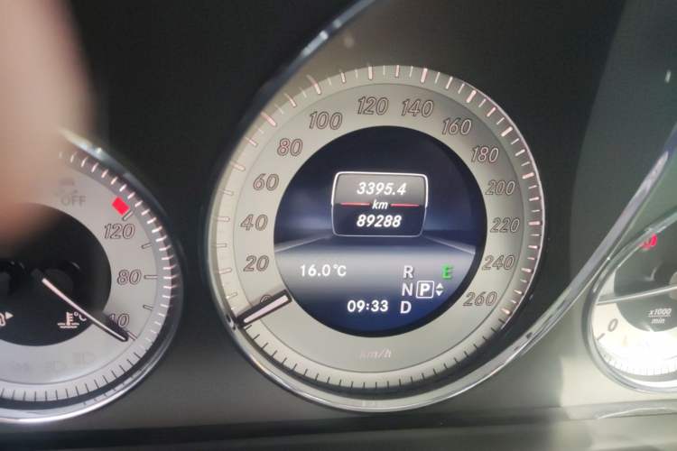 Used Mercedes-Benz GLK-Class 2013 GLK 300 4MATIC Luxury Model Odometer Close Up