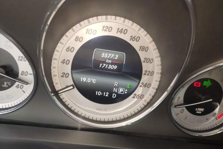 Used Mercedes-Benz GLK-Class 2013 GLK 300 4MATIC Dynamic Sunroof Model Odometer Close Up