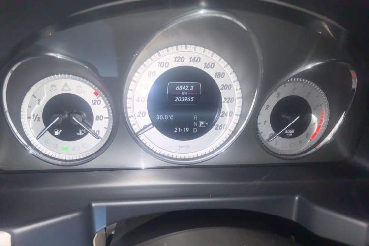 Used Mercedes-Benz GLK-Class 2013 Facelift GLK 300 4MATIC Fashion Edition Odometer Close Up