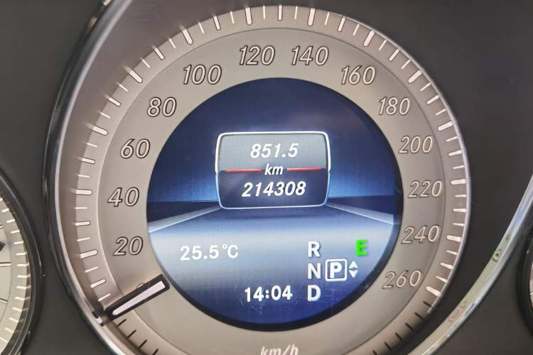 Used Mercedes-Benz GLK-Class 2013 GLK 300 4MATIC Luxury Model Odometer Close Up