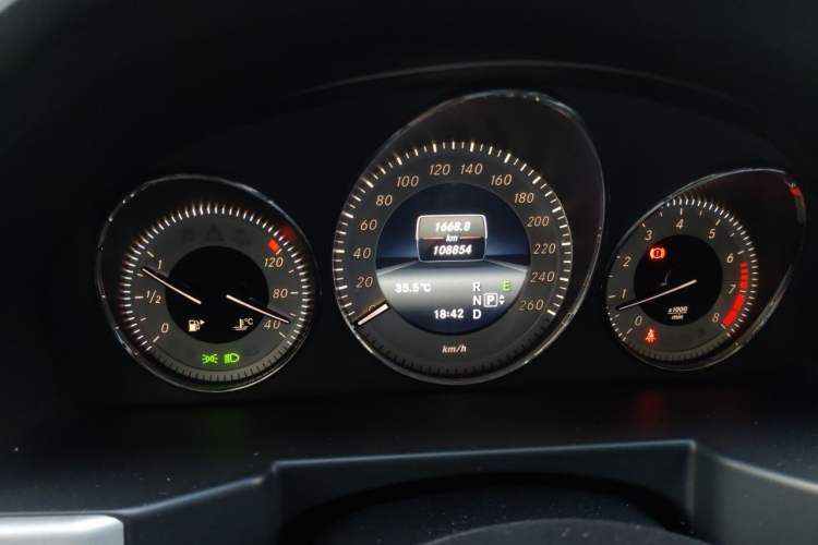 Used Mercedes-Benz GLK-Class 2013 GLK 300 4MATIC Dynamic Sunroof Model Odometer Close Up
