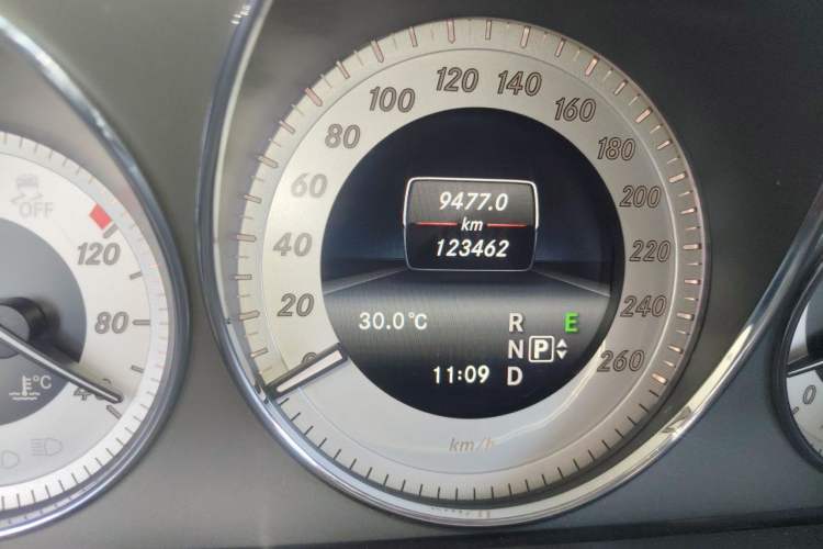 Used Mercedes-Benz GLK-Class 2013 GLK 300 4MATIC Dynamic Sunroof Model Odometer Close Up