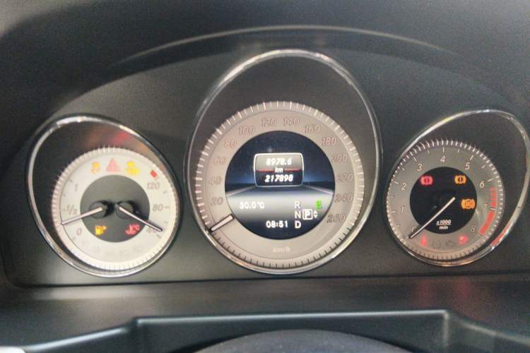 Used Mercedes-Benz GLK-Class 2013 GLK 300 4MATIC Luxury Model Odometer Close Up