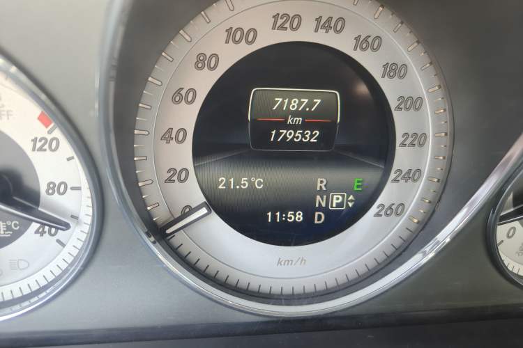 Used Mercedes-Benz GLK-Class 2013 GLK 300 4MATIC Dynamic Sunroof Model Odometer Close Up