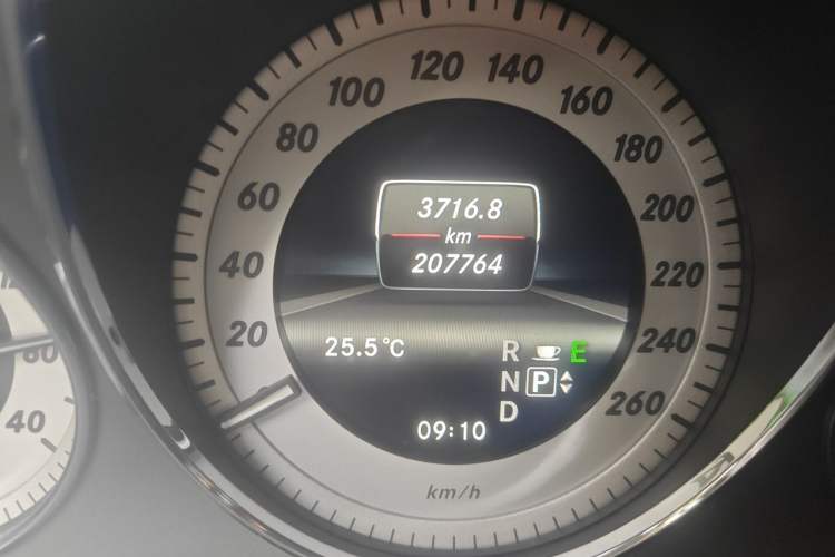 Used Mercedes-Benz GLK-Class 2013 GLK 300 4MATIC Dynamic Edition Odometer Close Up