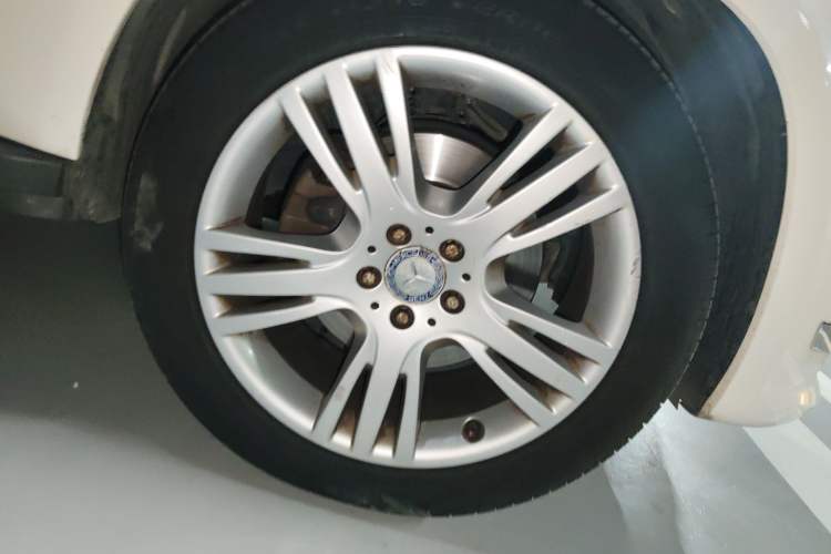 Used Mercedes-Benz GLK-Class 2013 GLK 300 4MATIC Dynamic Edition Right Front Wheel Hub
