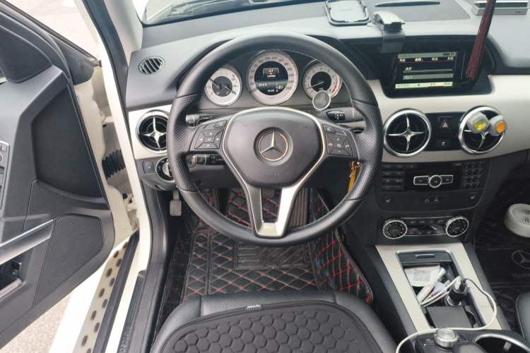 Used Mercedes-Benz GLK-Class 2013 GLK 300 4MATIC Dynamic Sunroof Model Steering Wheel
