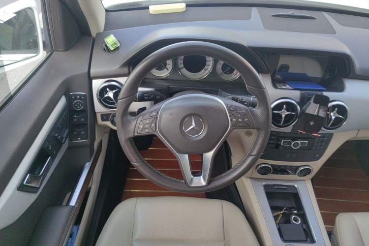 Used Mercedes-Benz GLK-Class 2013 Facelift GLK 300 4MATIC Fashion Edition Steering Wheel