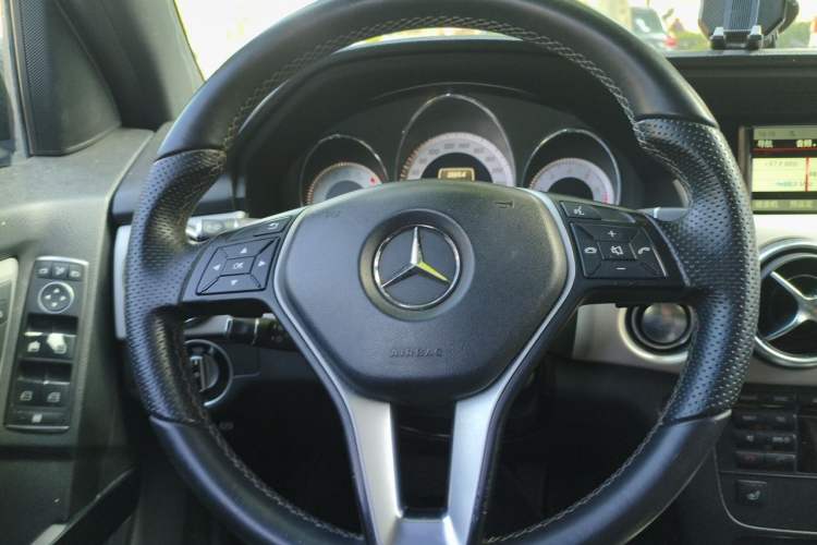 Used Mercedes-Benz GLK-Class 2013 Facelift GLK 300 4MATIC Fashion Edition Steering Wheel