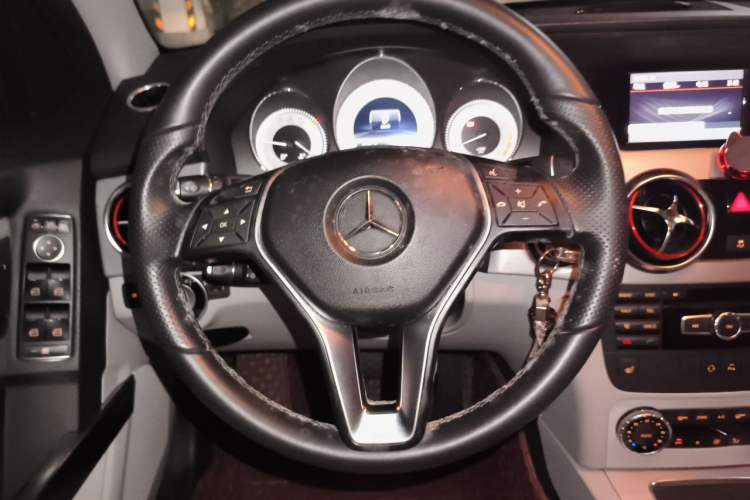 Used Mercedes-Benz GLK-Class 2013 GLK 300 4MATIC Dynamic Edition Steering Wheel
